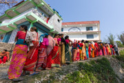4 - File d'attente bureau de vote dans les alentours de Pokhara